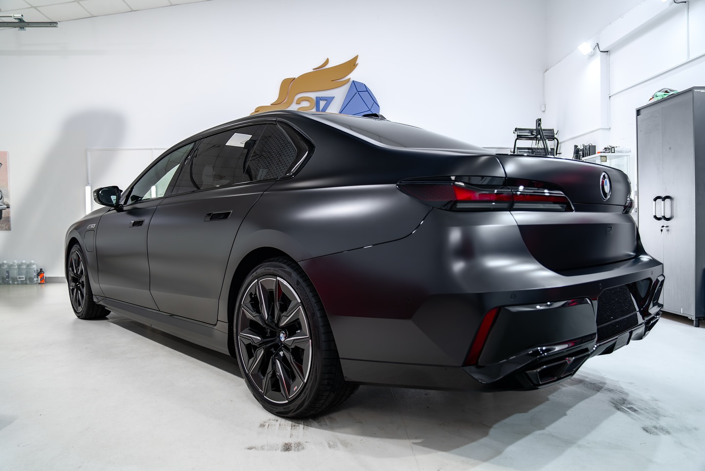 BMW 760e v matnej PPF fólii CarPro Immortal — fotografia 3